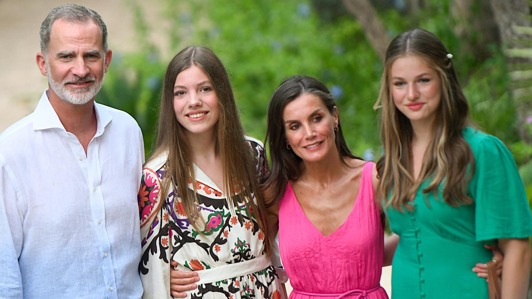 Los Reyes junto a sus dos hijas en el posado estival en Mallorca.