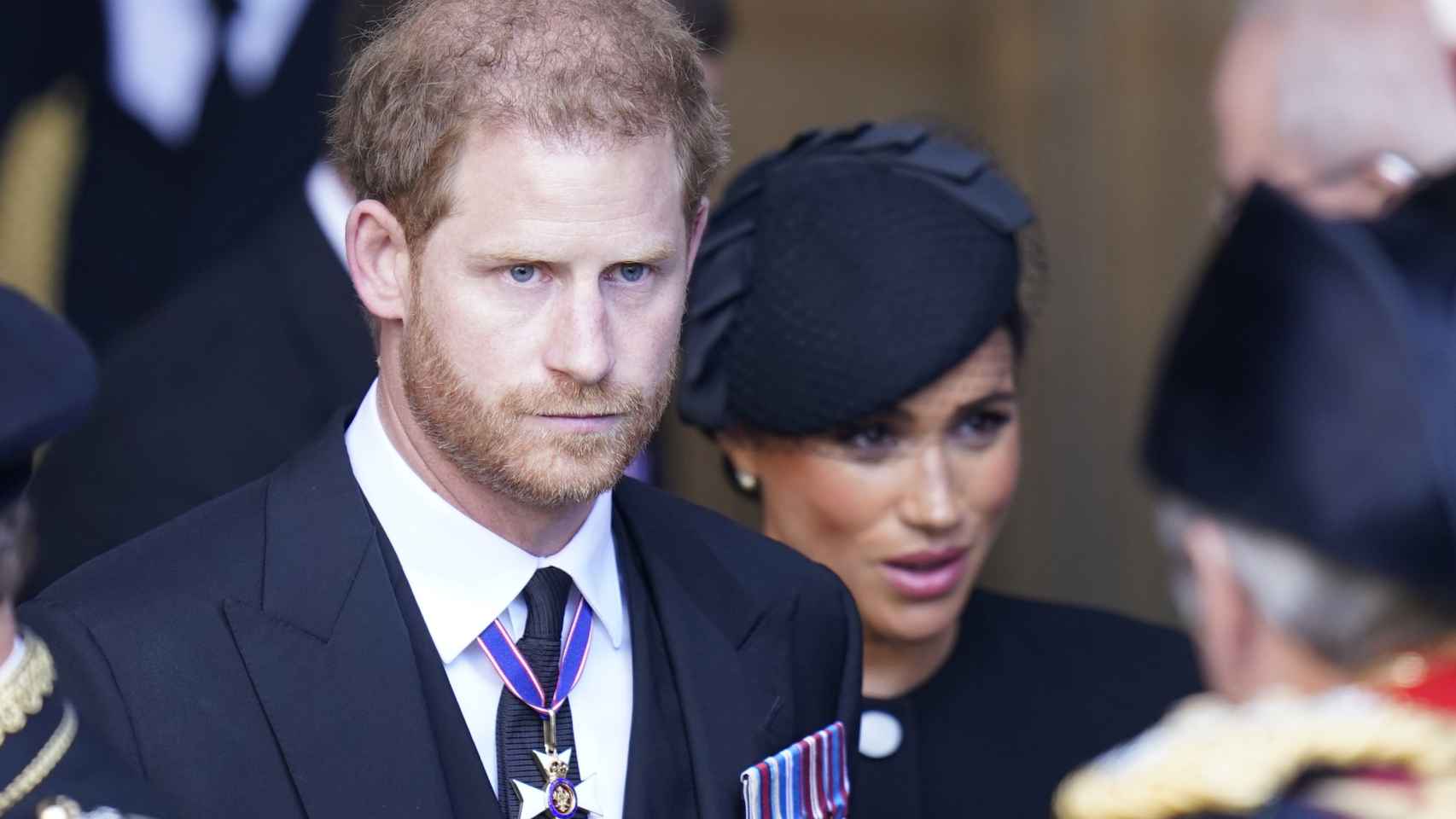 Meghan Markle junto al príncipe Harry en el funeral de Isabel II. Fue su última viaje a Reino Unido.