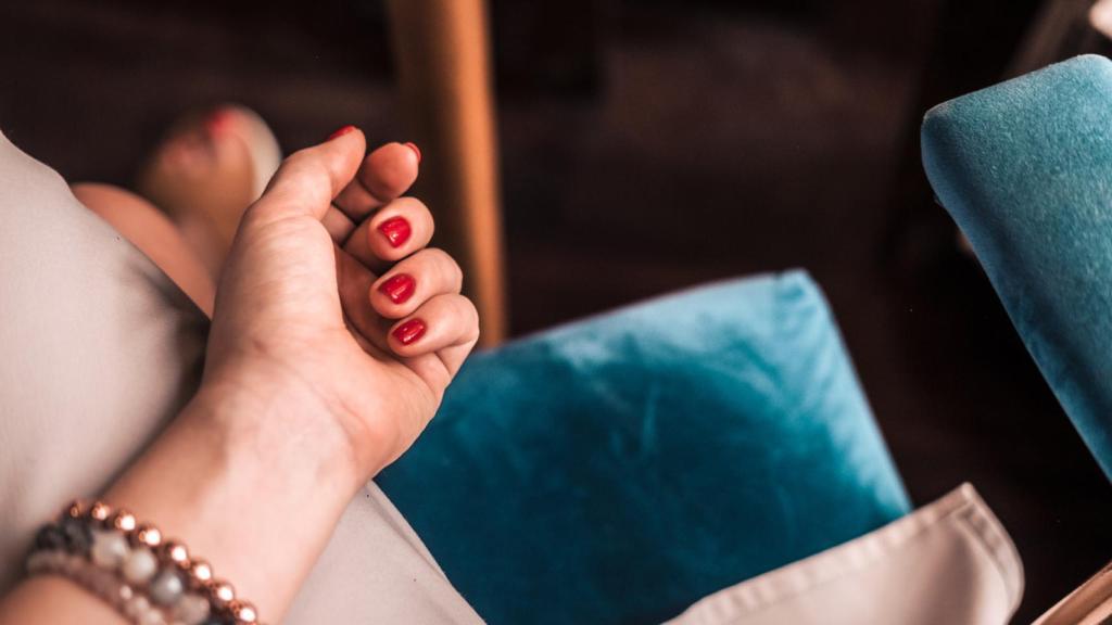 Detalle de una manicura roja.