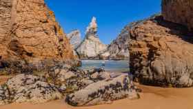 Esta espectacular playa de Portugal está rodeada de acantilados (y es poco frecuentada)