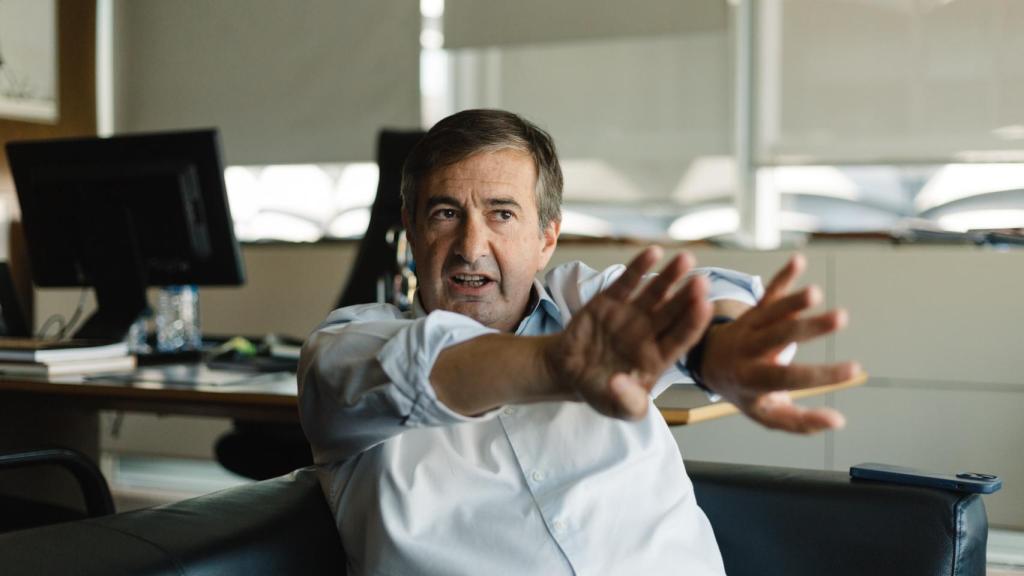 Jordi Juan, director de La Vanguardia, en su despacho del rascacielos de la Diagonal, en Barcelona.