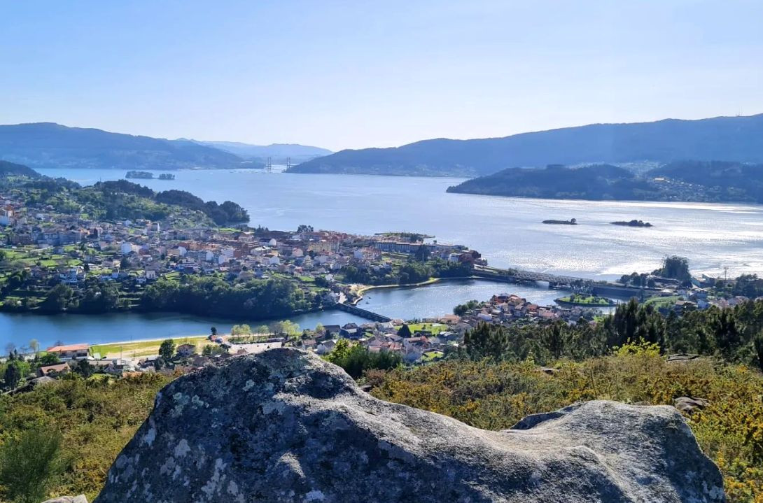 Vistas a la ría de Vigo desde el lugar donde se emplaza el Banco de Caritania. Foto: Turismo Rías Baixas