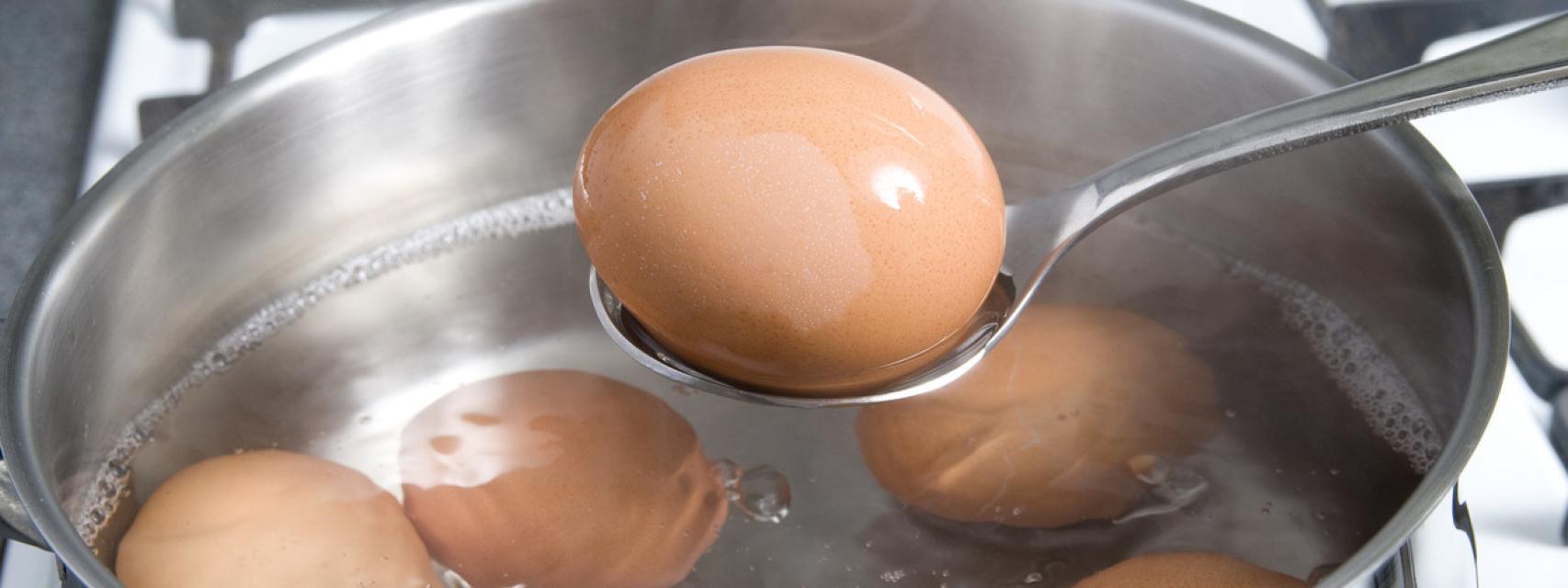 El método infalible para conseguir cocer los huevos sin que se rompa la  cáscara, paso a paso