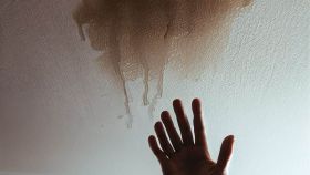 Adiós a las manchas de humedad: el secreto para dejar el techo impecable