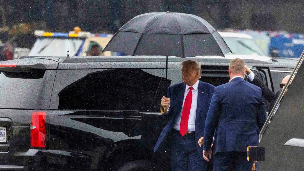 Donald Trump en el aeropuerto tras declararse no culpable de los cargos por interferir en las elecciones de 2020.