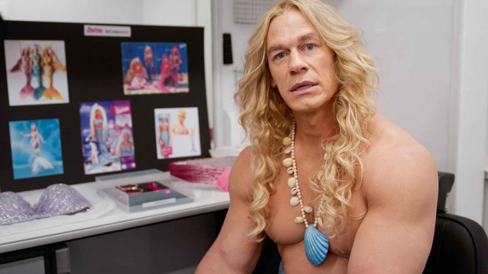 John Cena como el Ken sireno en una de las imágenes promocionales de 'Barbie'.