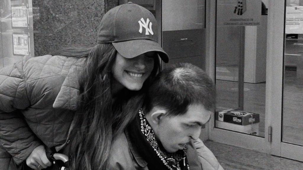 Gemma Pinto junto a su malogrado hermano en una fotografía en blanco y negro.