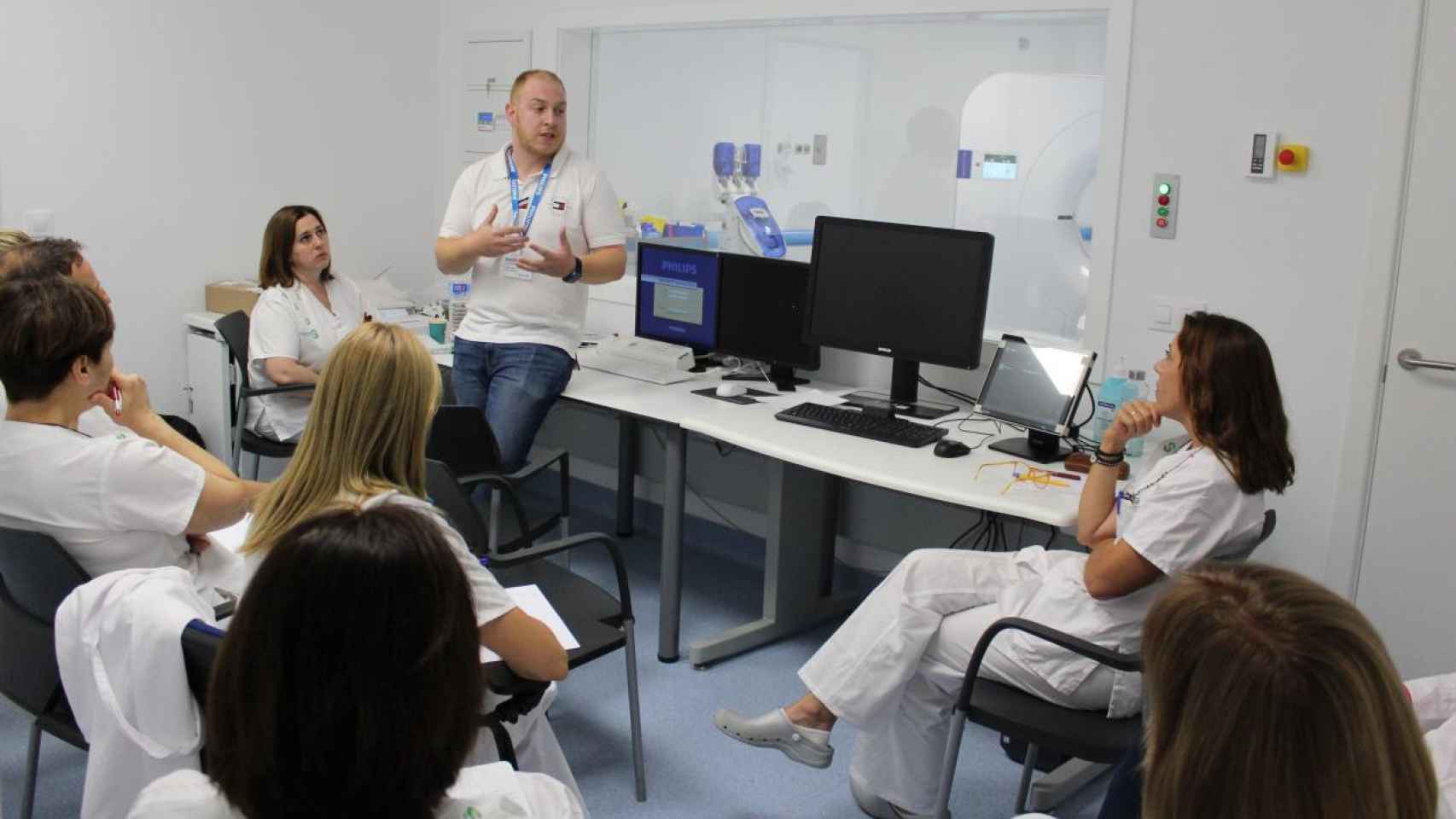 Profesionales sanitarios de Albacete formándose para utilizar el TC espectral.