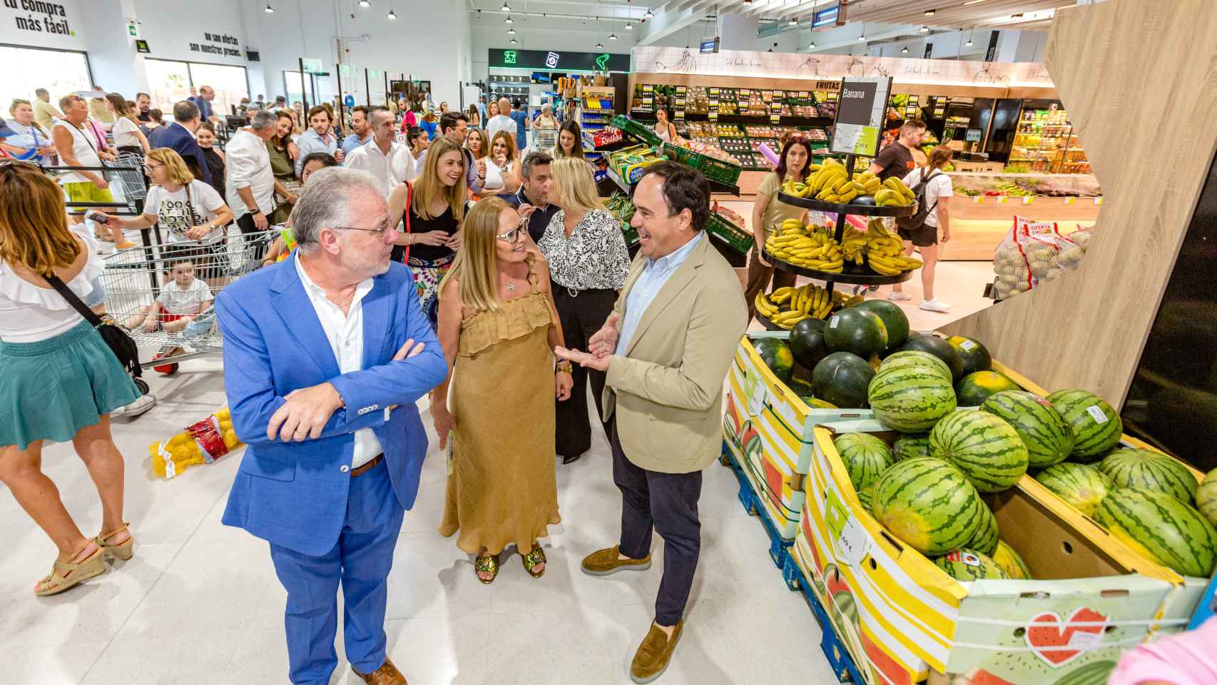 El matrimonio fundador de Family Cash, José Canet, con traje azul, y Rosa María Ferrero, con vestido color mostaza, enseñando un supermercado.