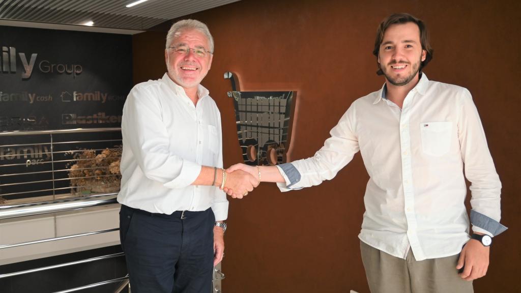 José Canet, fundador de Family Cash, dando la mano a su hijo Carles, actual CEO de la cadena de supermercados.