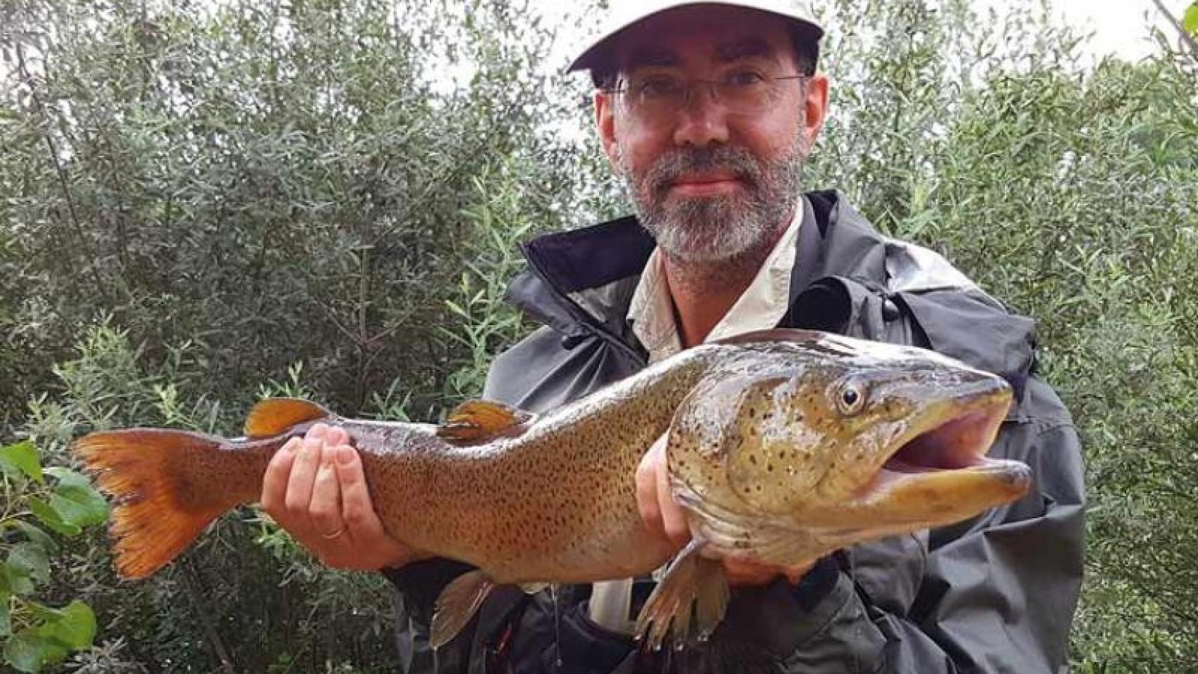 Un pescador con un salmón del Danubio en este coto del Tormes