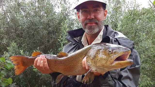 Un pescador con un salmón del Danubio en este coto del Tormes