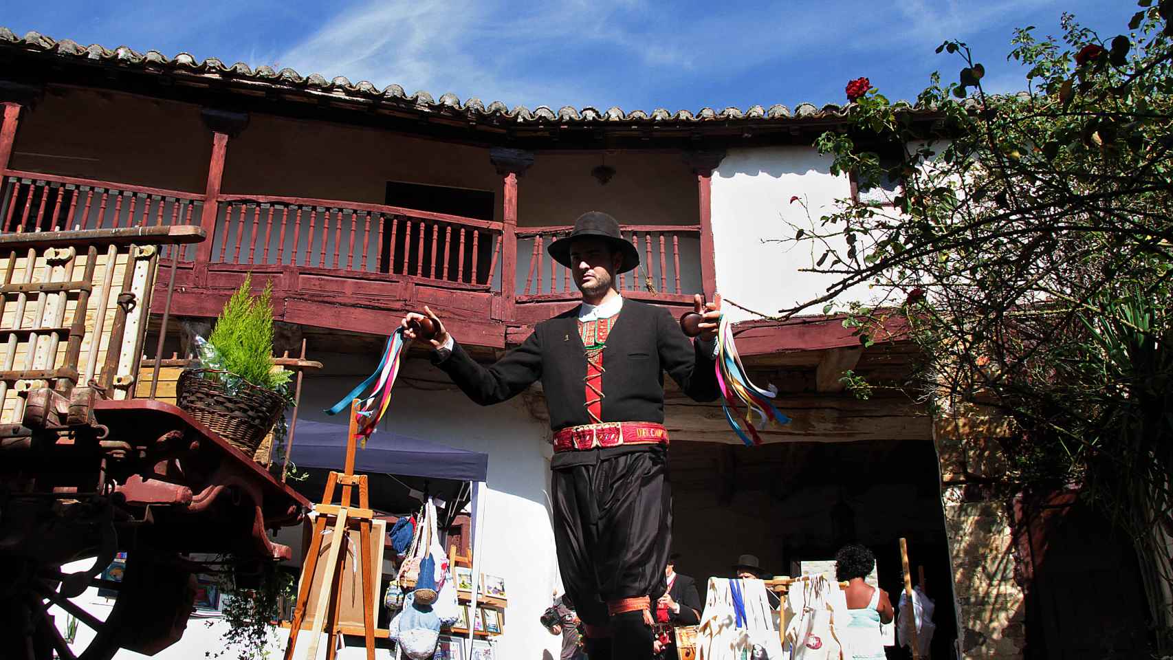 Imagen de un vecino de Santa Colomba de Somoza vestido con el traje tradicional de los maragatos.