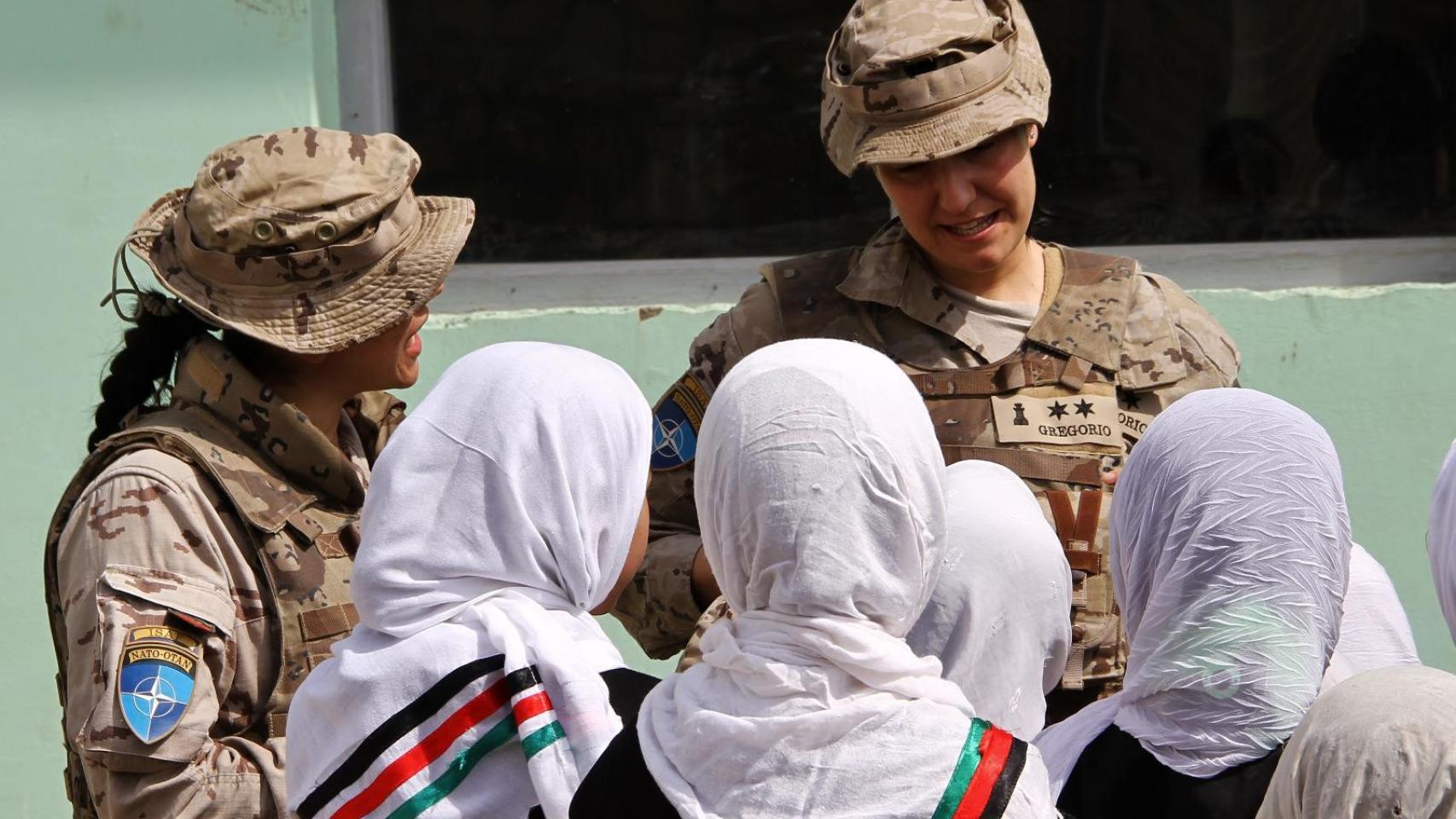 La comandante Jara Gregorio Ramón junto a varias niñas y jóvenes en Afganistán.