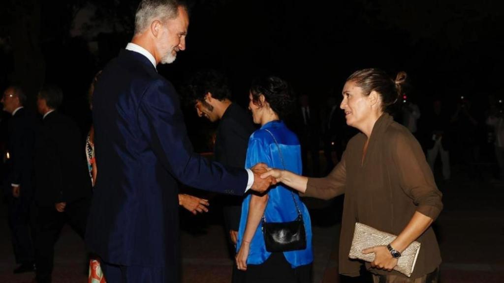 El rey Felipe VI recibiendo a la cocinera Maca de Castro, encargada del cátering del acto