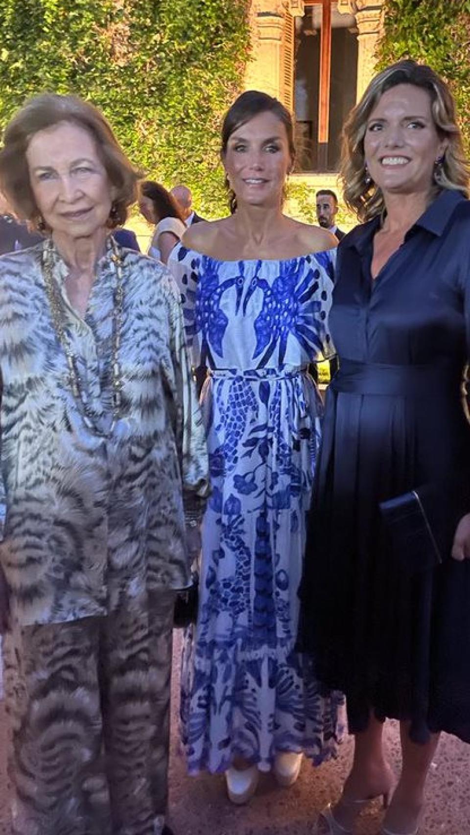 Fotografía del agradable encuentro entre Isabel Guarch y las dos Reinas.