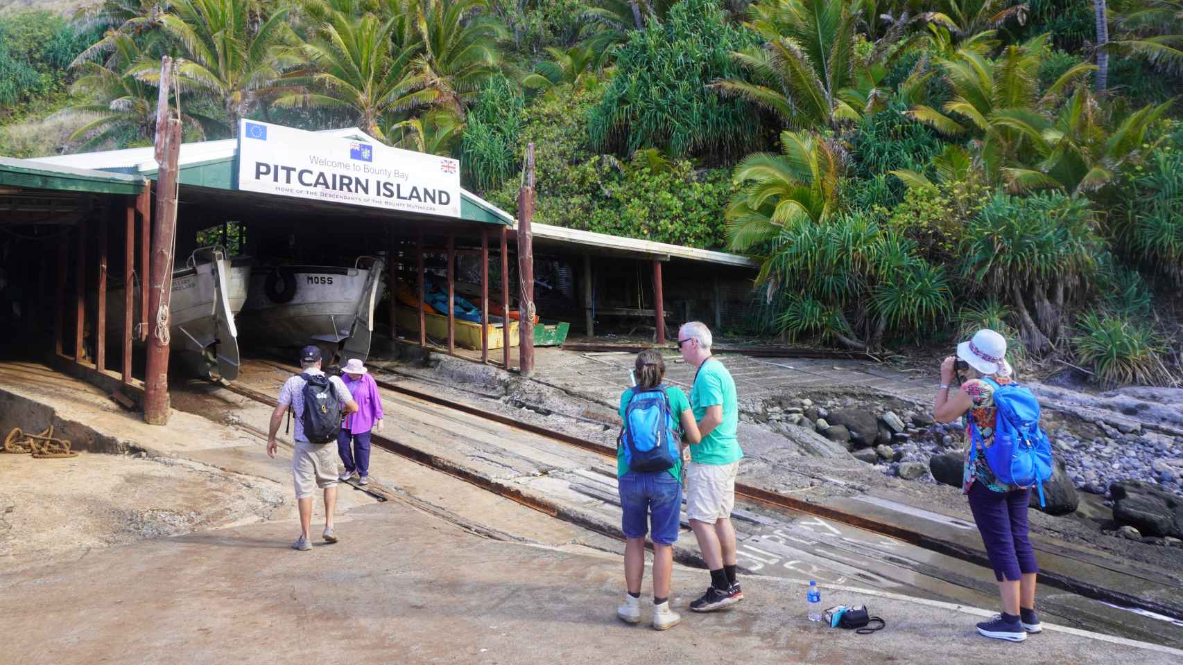 Un grupo de turistas arriba a la Bahia de Bounty