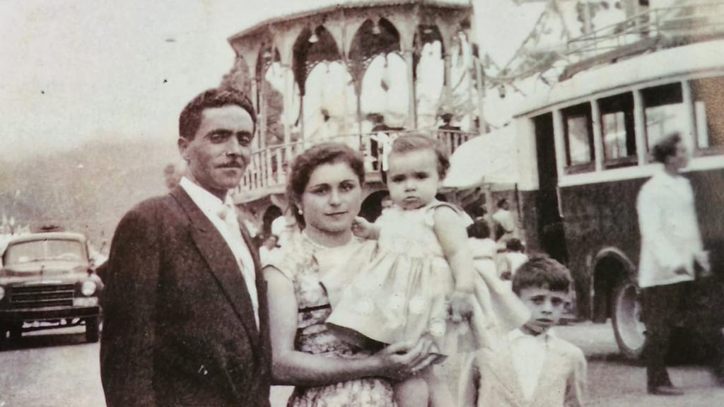 Carmen García junto a sus tíos en las Fiestas del Carmen. Años 50.