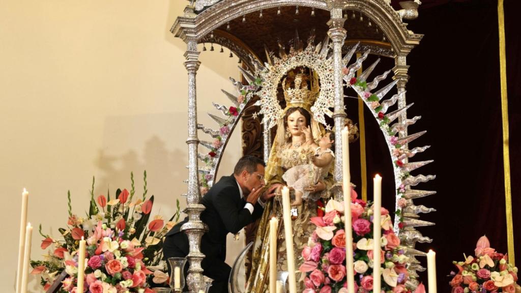 Adolfo González, alcalde del municipio, besando a la Virgen del Carmen.