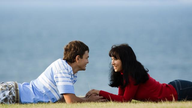 Imagen de archivo de una pareja frente al mar.