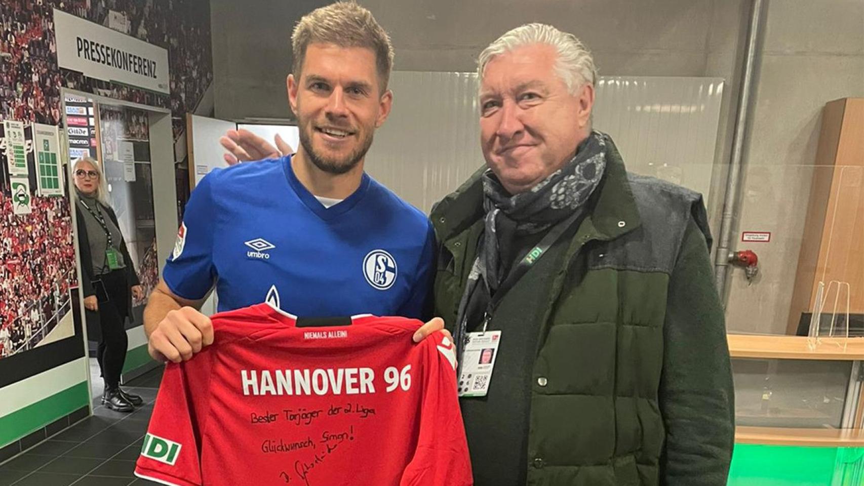 Dieter Schatzschneider, a la derecha, junto a un jugador del Schalke 04.