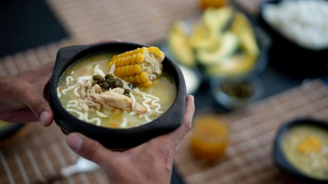 El restaurante ofrece comida de tipo puertorriqueña, dominicana, colombiana, entre otros.
