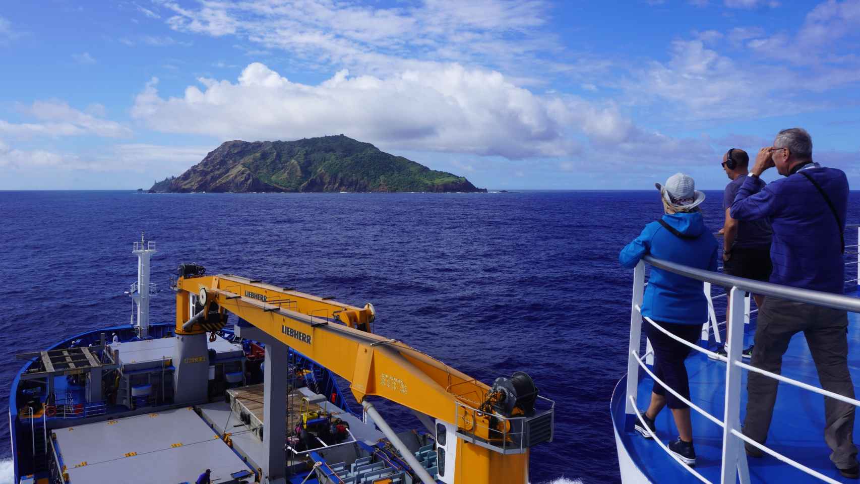 Un grupo de personas se acerca en un buque de carga a las islas Pitcairn
