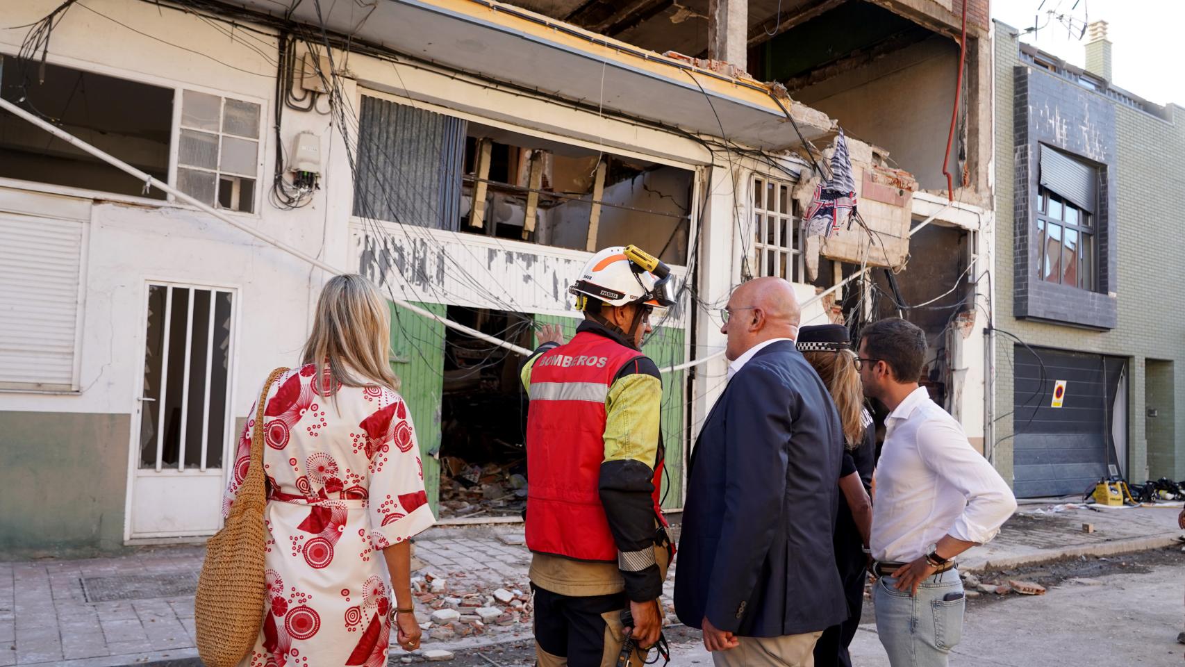 El alcalde de Valladolid, Jesús Julio Carnero, visita el lugar de la explosión en un bloque de viviendas de la calle Goya