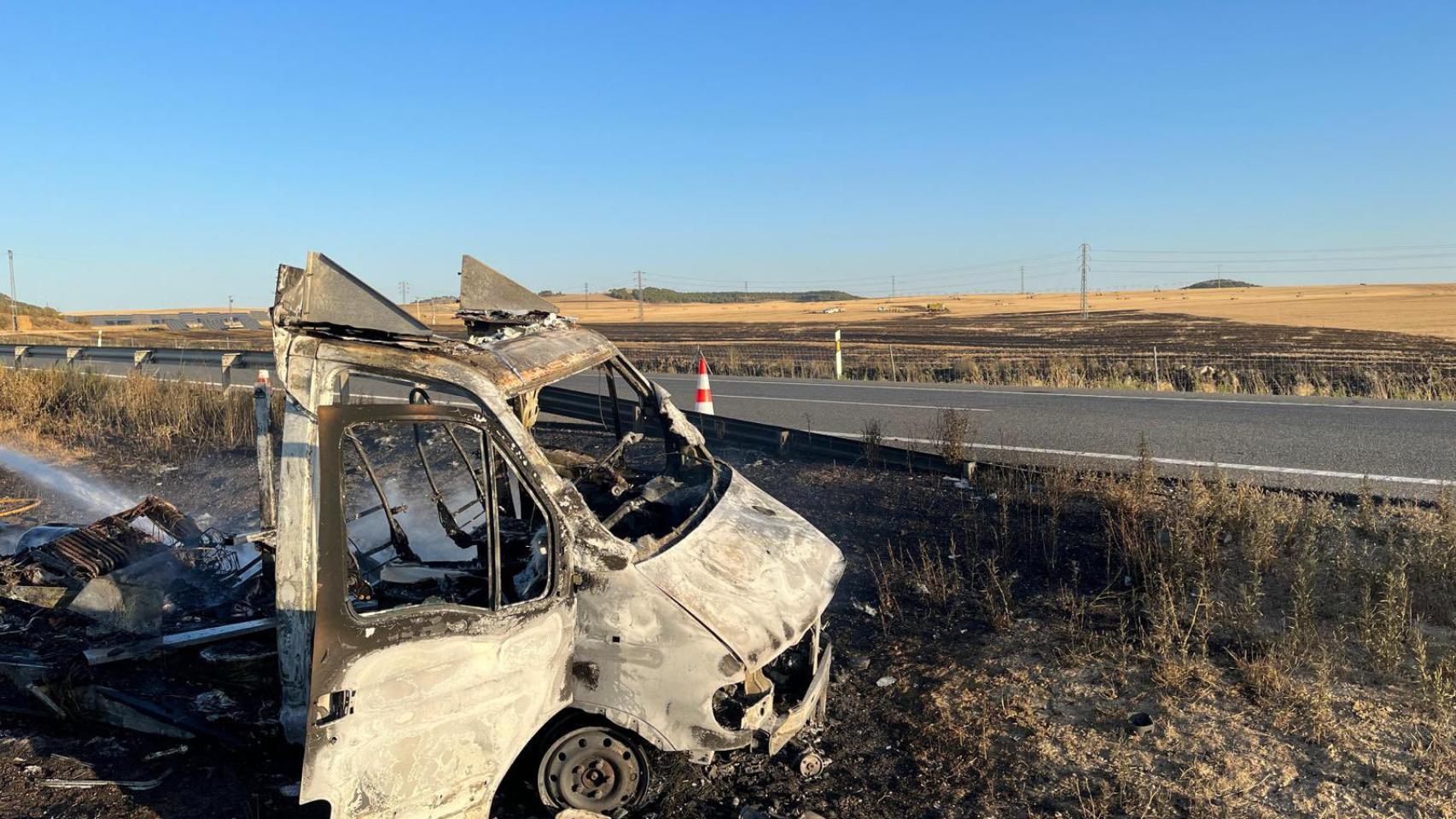 Imagen de la autocaravana tras ser pasto de las llamas