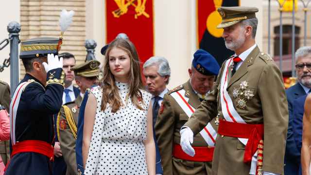 La Princesa Leonor, en Academia de Zaragoza durante la entrega de despachos, junto a su padre, el Rey Felipe VI.