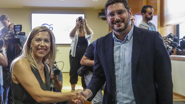 Los portavoces del PP y de Vox en el parlamento aragonés, Ana Alós y Alejandro Nolasco, este viernes tras la firma del pacto de gobierno.