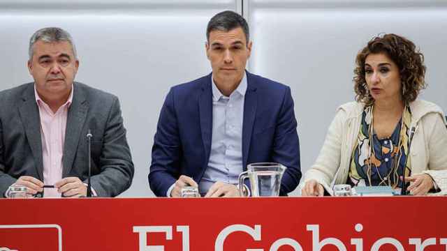 Sánchez en la sede de Ferraz, flanqueado por el secretario de Organización del PSOE, Santos Cerdán, y la vicesecretaria general del partido, María Jesús Montero.
