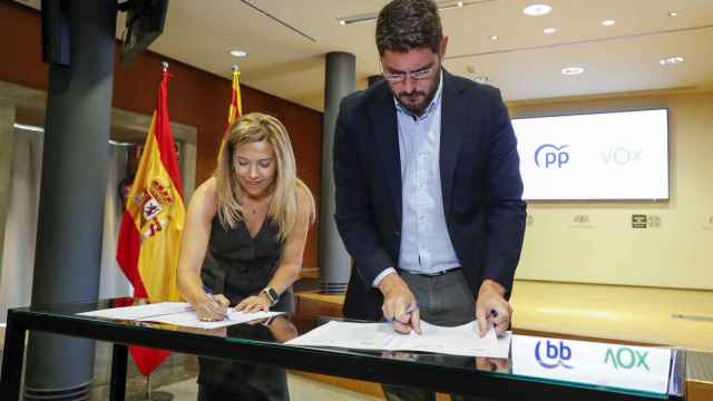Los portavoces del PP y de Vox en el parlamento aragonés, Ana Alós y Alejandro Nolasco, este viernes durante la firma del pacto de gobierno.