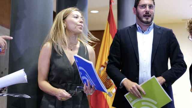 Los portavoces del PP y de Vox en el parlamento aragonés, Ana Alós y Alejandro Nolasco, este viernes tras la firma del pacto de gobierno.