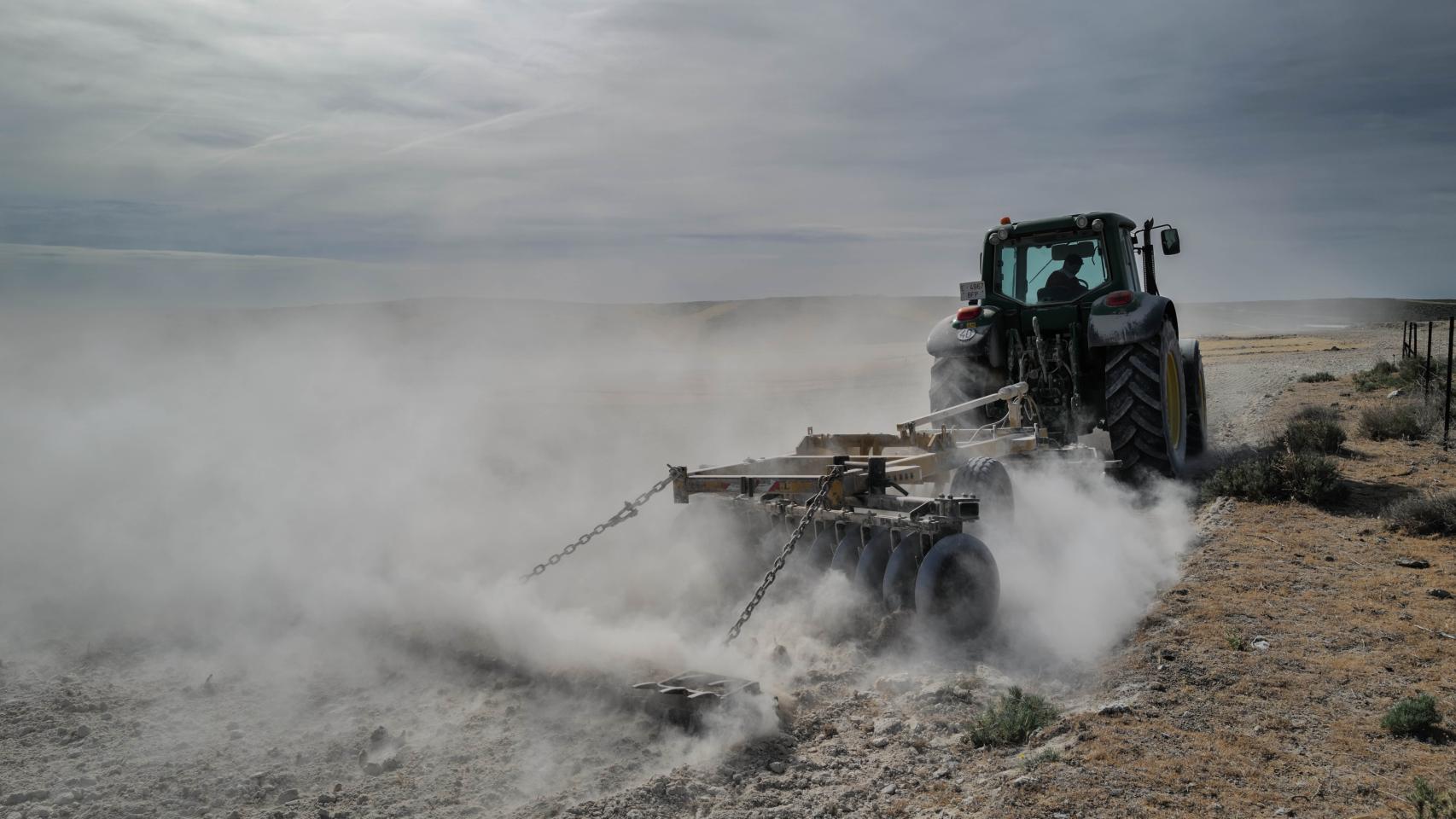 Un tractor para arar la tierra en el campo de Belchite, en Mediana de Aragón.