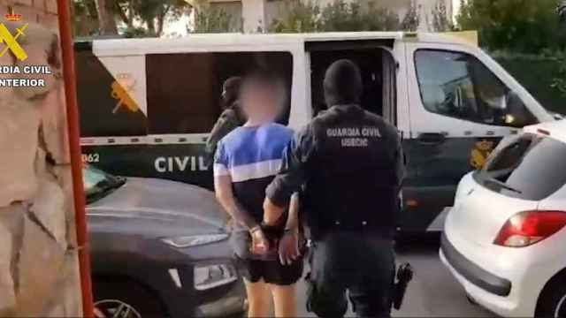 Agentes de la Guardia Civil arrestando a uno de los detenidos.