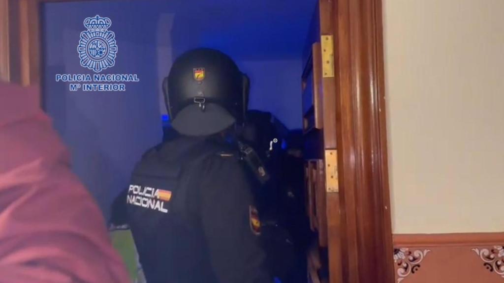 La entrada de la Policía Nacional en la vivienda.