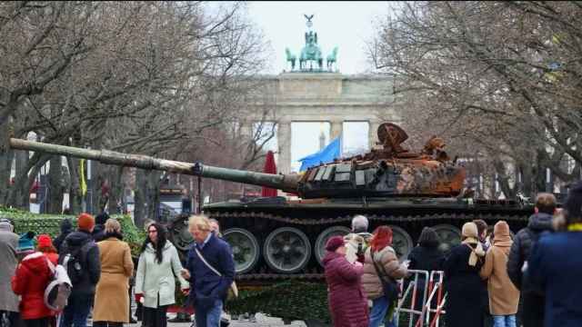 Los restos de un tanque ruso T-72 destruido, asegurado en la aldea ucraniana de Dmytrivka, en las afueras de Kiev, se exhiben cerca de la Puerta de Brandenburgo. Febrero de 2023.  Foto de archivo.