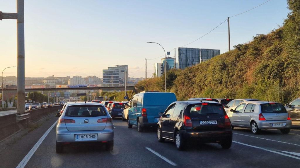 Retenciones en Alfonso Molina en A Coruña por un camión que perdió carne que transportaba