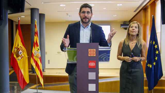 Los portavoces del PP y de Vox en el parlamento aragonés, Ana Alós (d) y Alejandro Nolasco (i).
