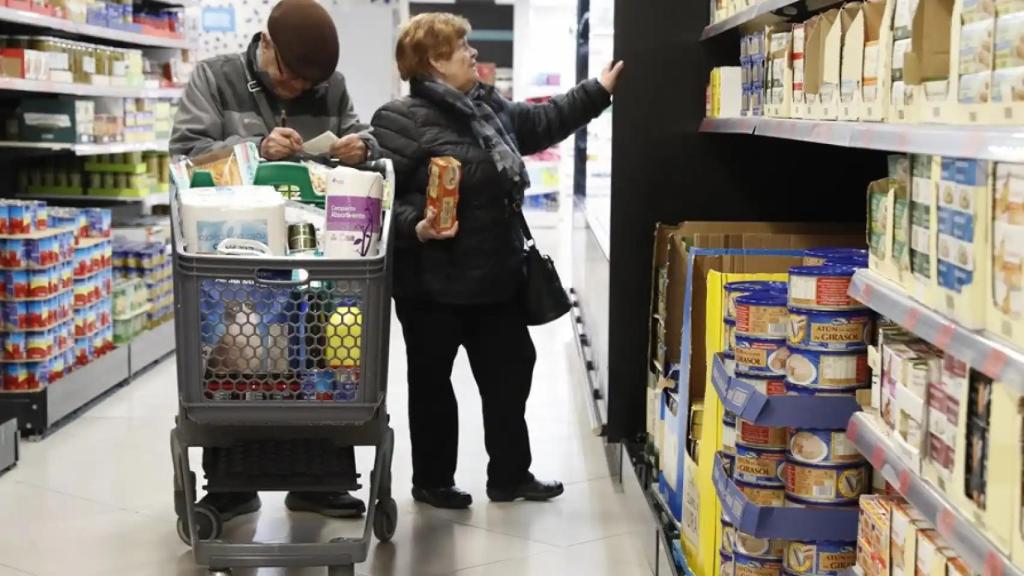 Personas mayores haciendo la compra.