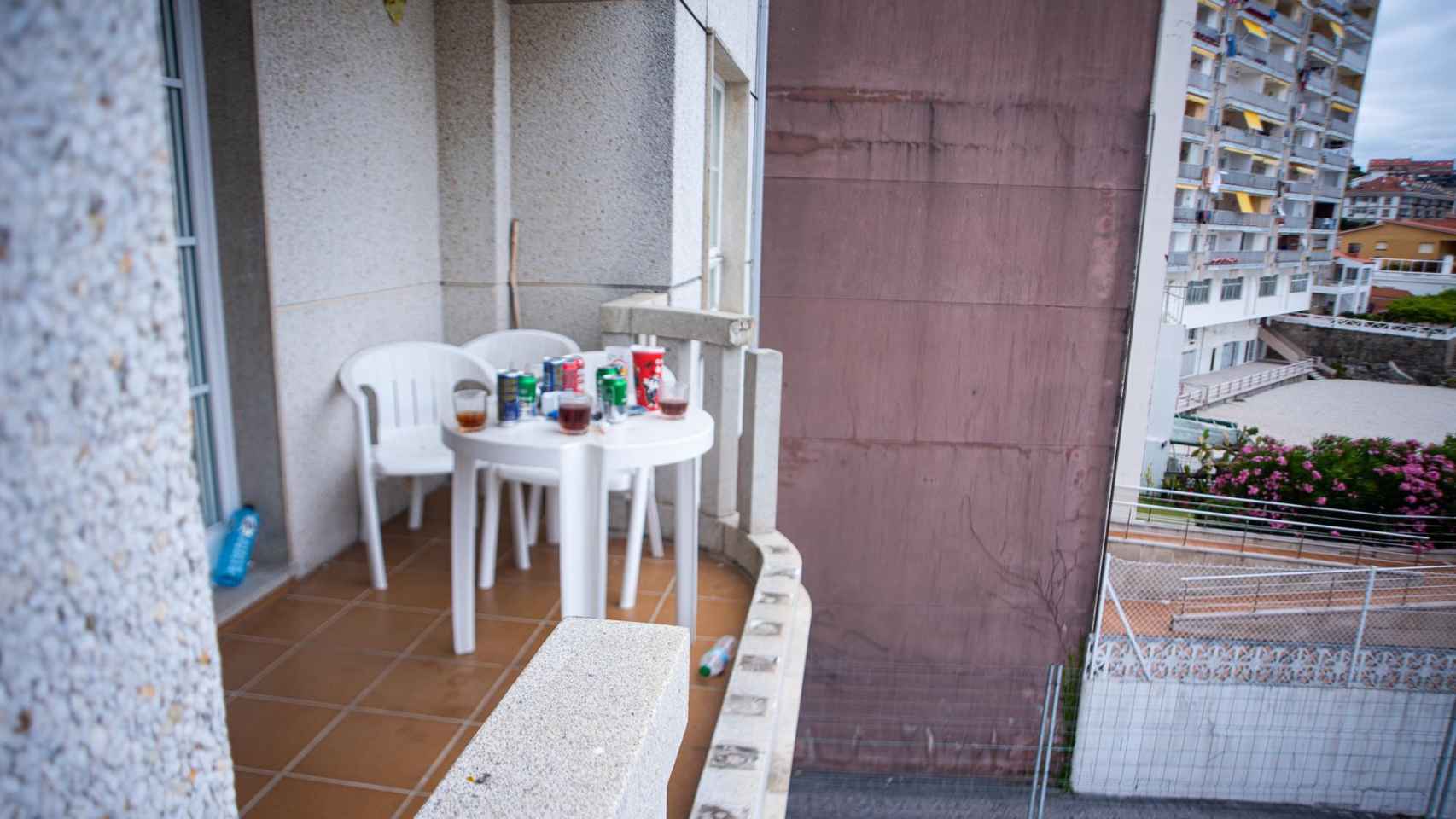 Balcón desde el que cuatro jóvenes han caído al ceder la barandilla, en Sanxenxo.