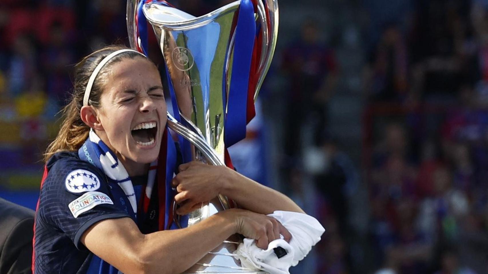 Aitana Bonmatí abraza el trofeo de la Champions League