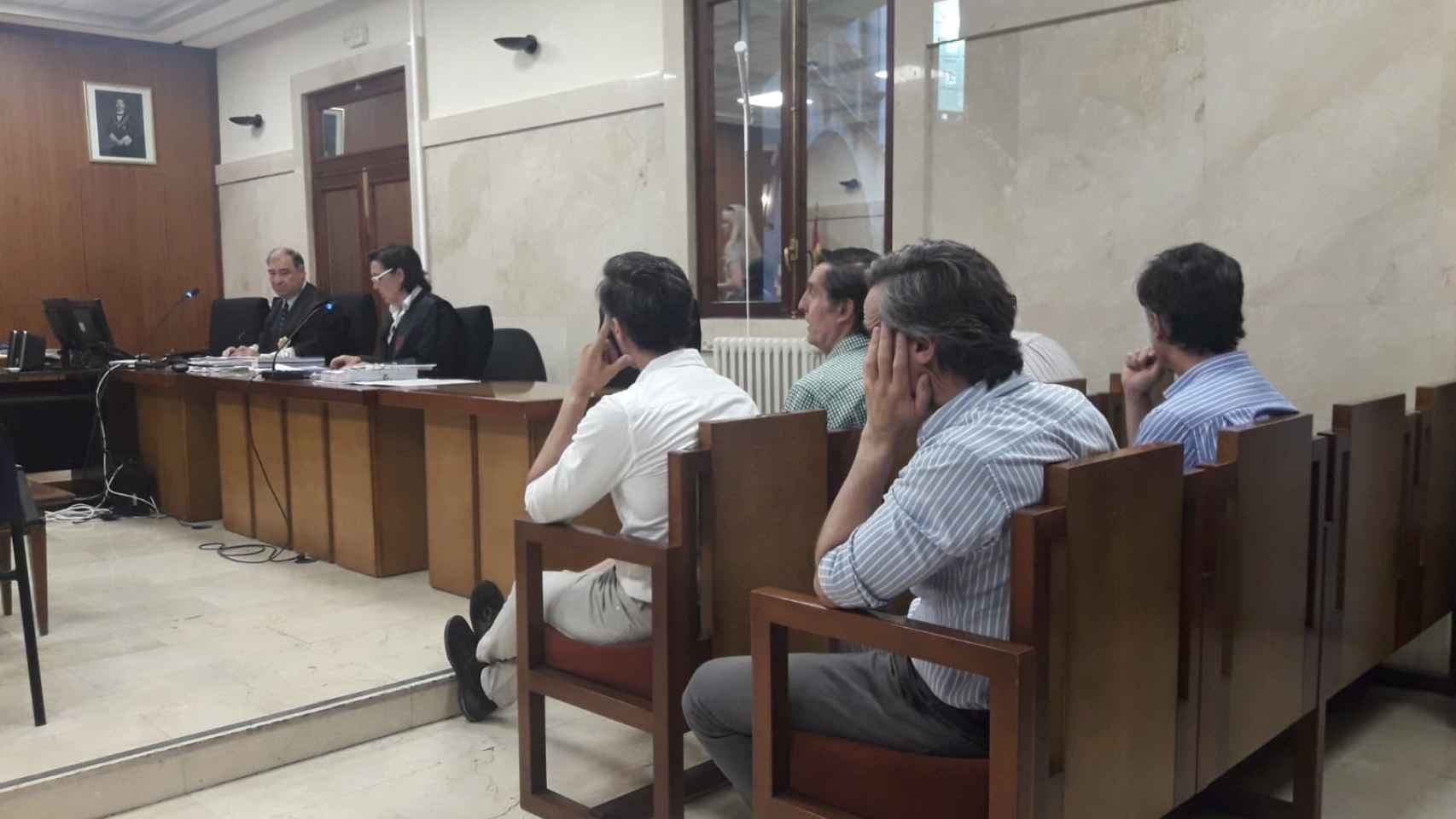 Los hermanos Ruiz-Mateos Rivero, en el banquillo de los acusados, en una imagen de 2019.