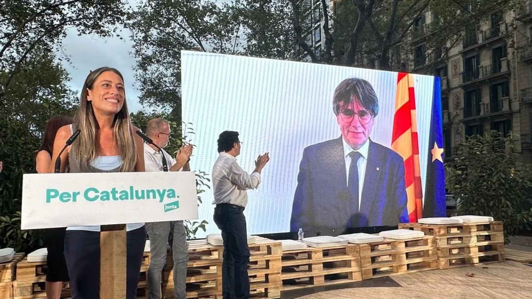 Puigdemont participa telemáticamente en el mitin final de campaña de Junts junto a Miriam Nogueras, diputada electa por Barcelona, el pasado 21 de julio.