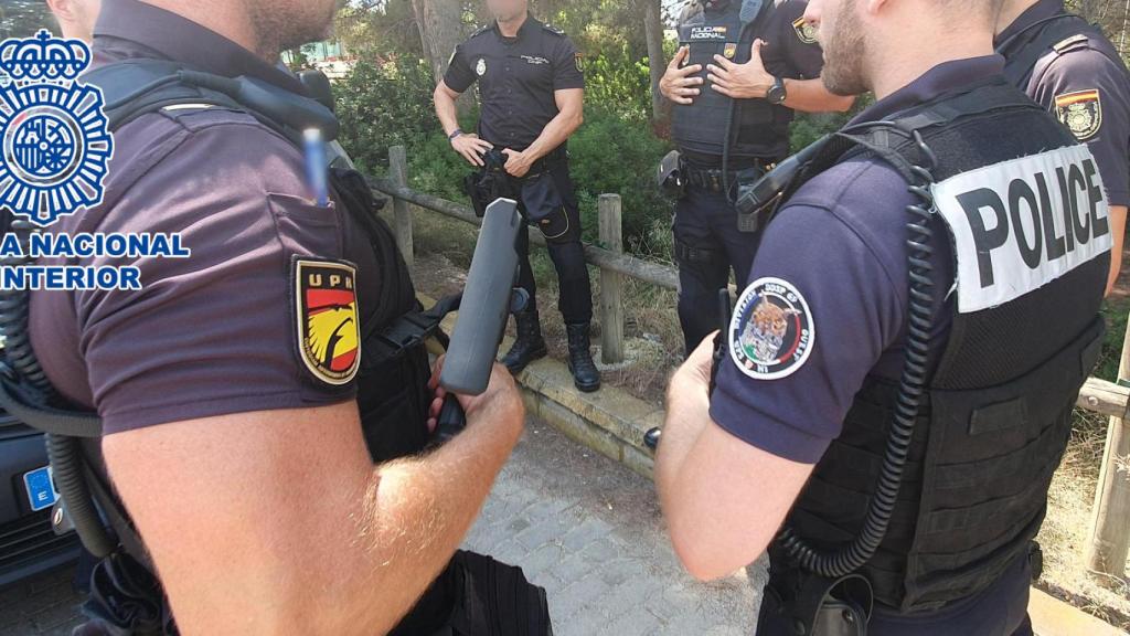 Policías españoles con franceses en Benidorm.