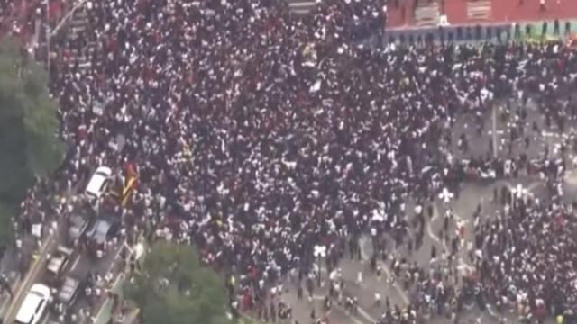 Imagen aérea de cientos de personas en Union Square.