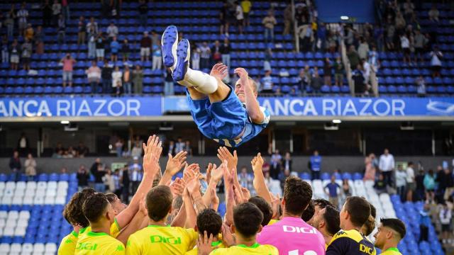 Manteo a Álex Bergantiños en su adiós.