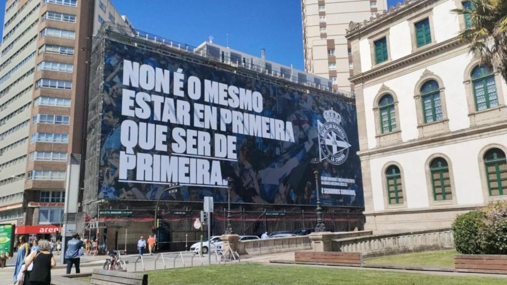 Lona del Deportivo en la Plaza de Pontevedra.