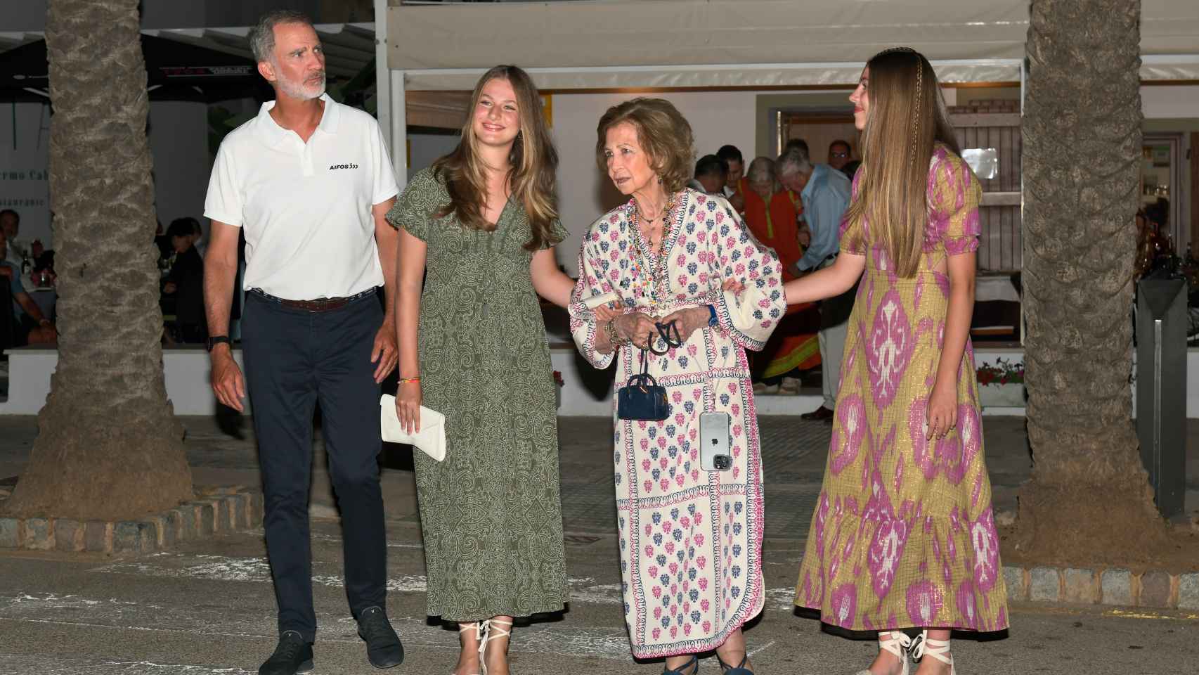 Felipe VI junto a sus hijas y su madre a la salida del restaurante en Palma, este pasado sábado.
